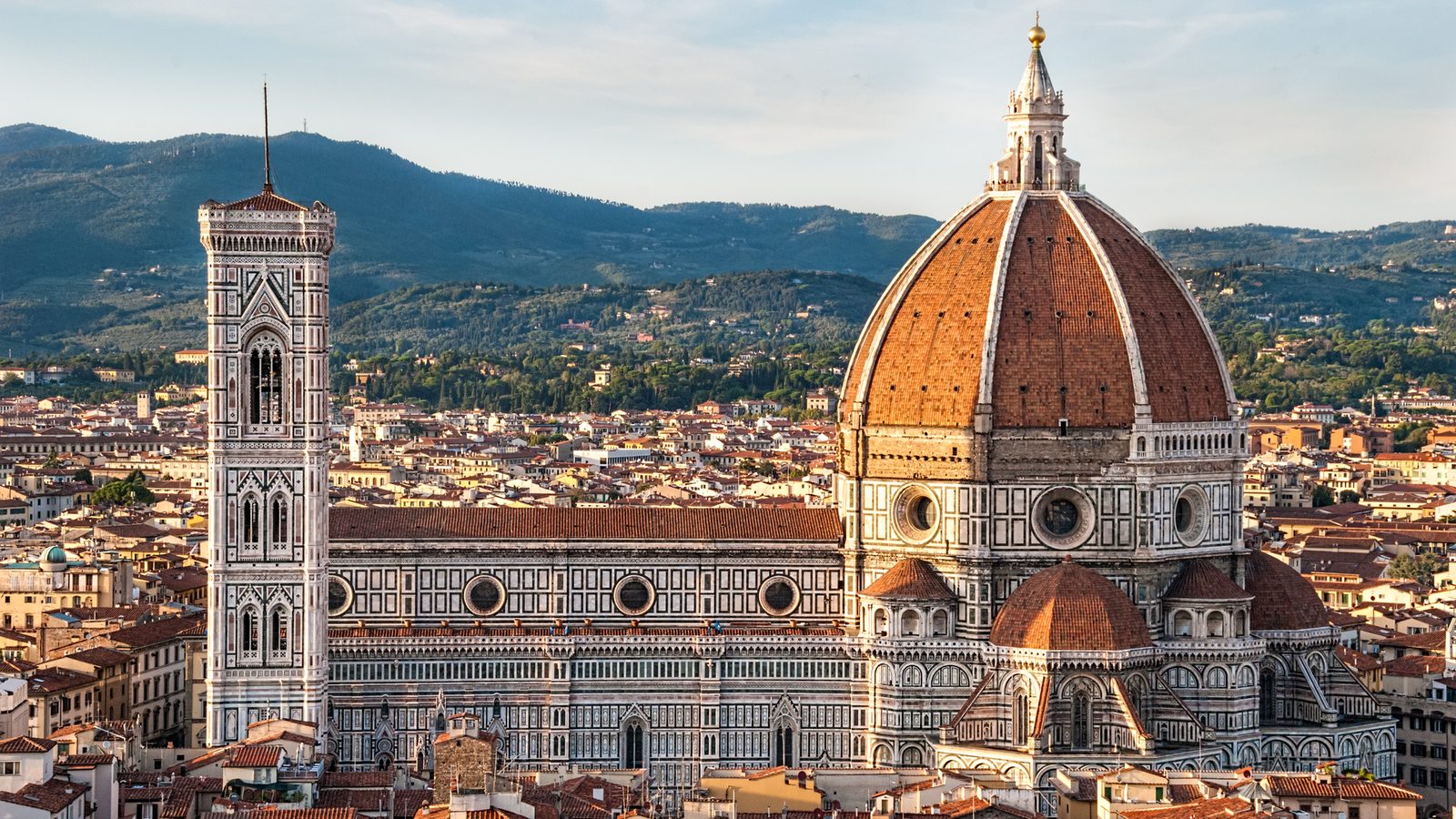 La Cattedrale di Santa Maria del Fiore con la cupola del Brunelleschi e il campanile di Giotto sopra i tetti di Firenze